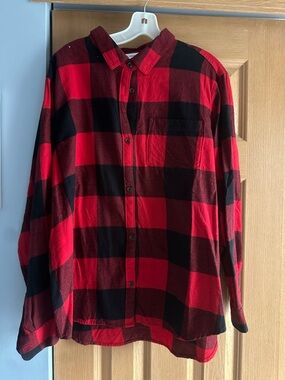 Old Navy Red and Black Buffalo women’s Plaid Button-Down Shirt